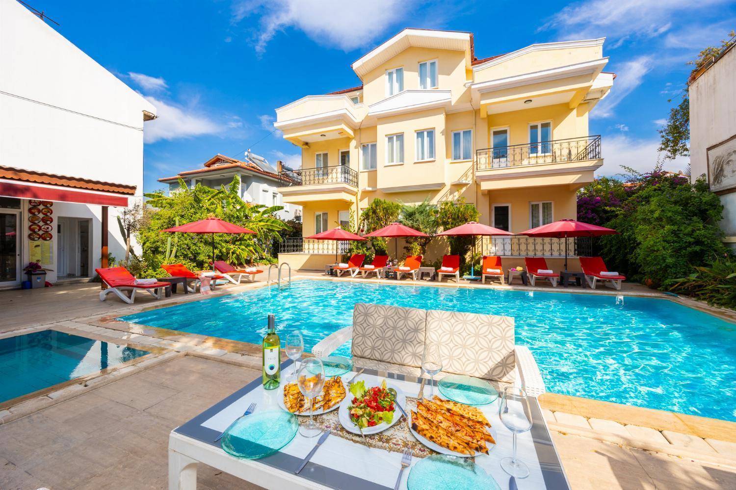 Grand Prestige Hotel ดาลยัน ภายนอก รูปภาพ
